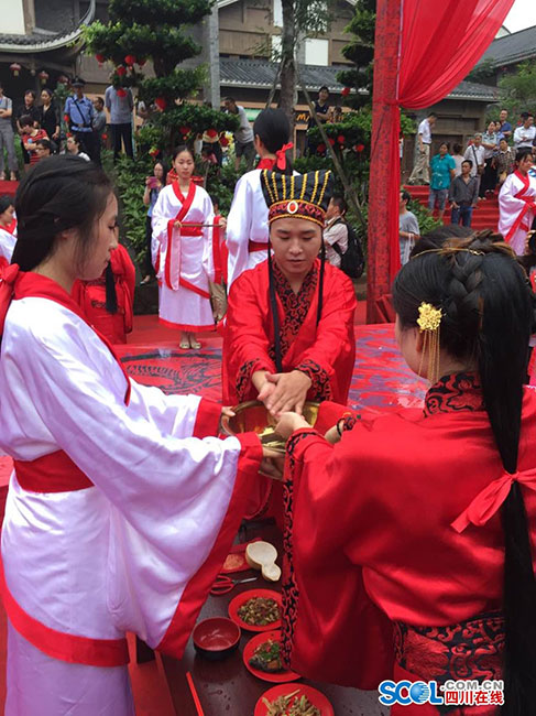 Foreigners experience  tranditional Chinese wedding