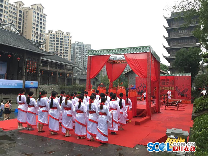 Foreigners experience  tranditional Chinese wedding