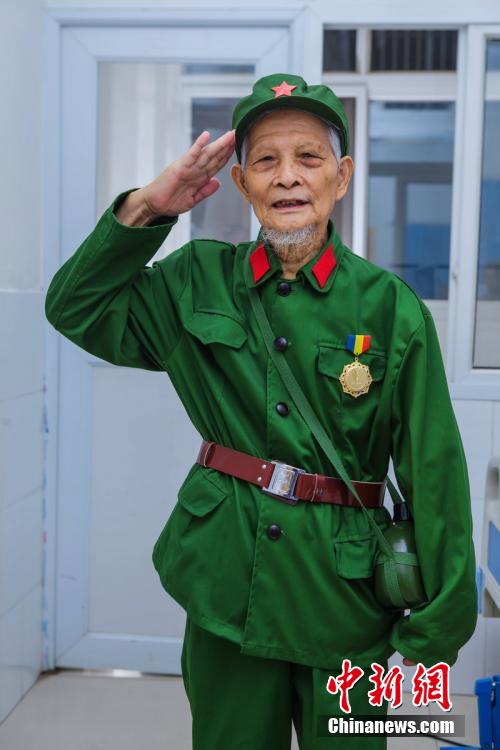 Taking wedding photos in hospital, 94-year-old veteran realizes dream for decades 