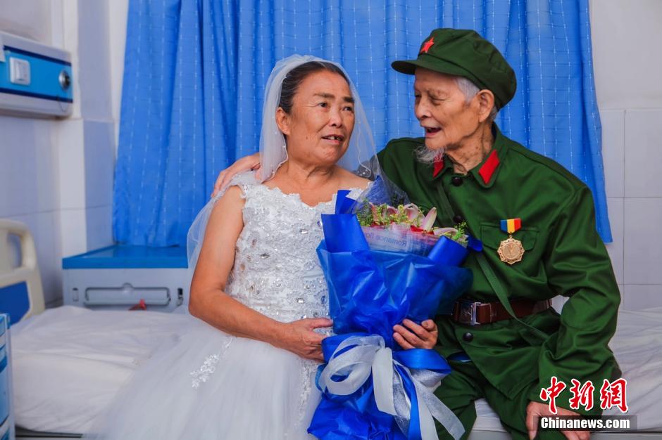 Taking wedding photos in hospital, 94-year-old veteran realizes dream for decades 