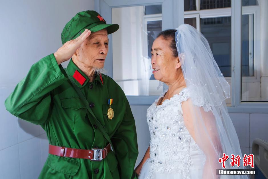 Taking wedding photos in hospital, 94-year-old veteran realizes dream for decades 