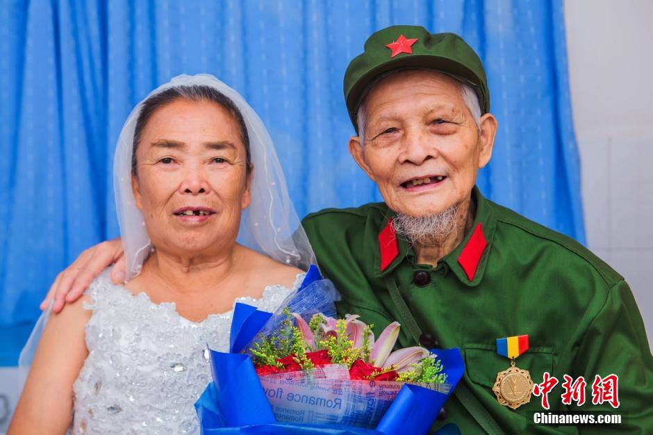 Taking wedding photos in hospital, 94-year-old veteran realizes dream for decades 