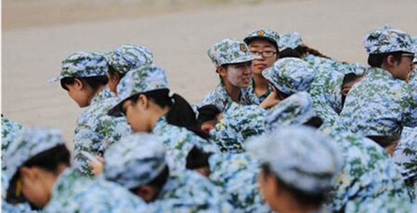Freshmen of Peking University play smartphones in meeting