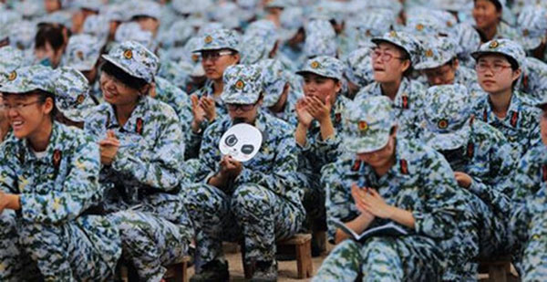 Freshmen of Peking University play smartphones in meeting