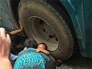 100 passers-by lift bus to save little girl under wheel