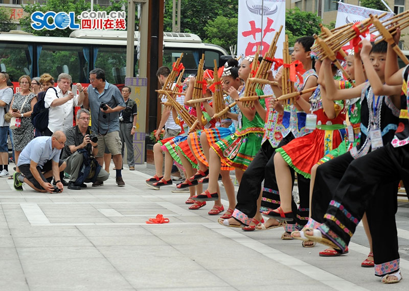 Foreign tourists experience unique customs of Miao nationality in SW China