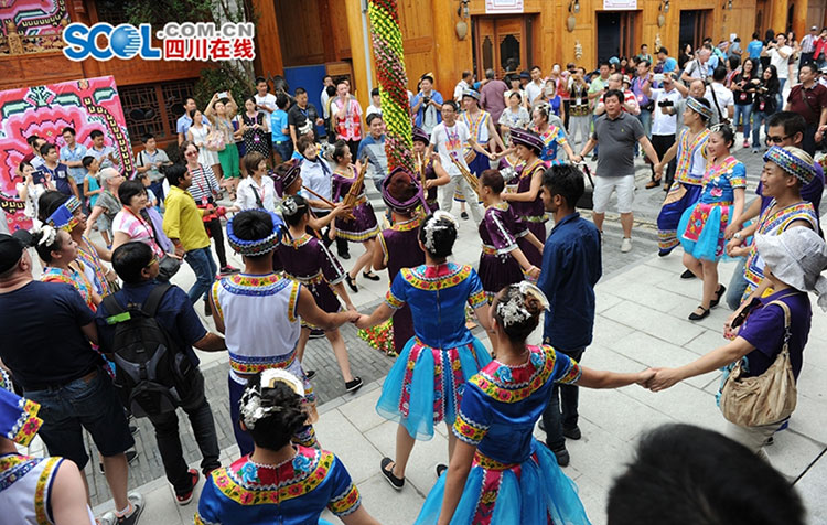 Foreign tourists experience unique customs of Miao nationality in SW China