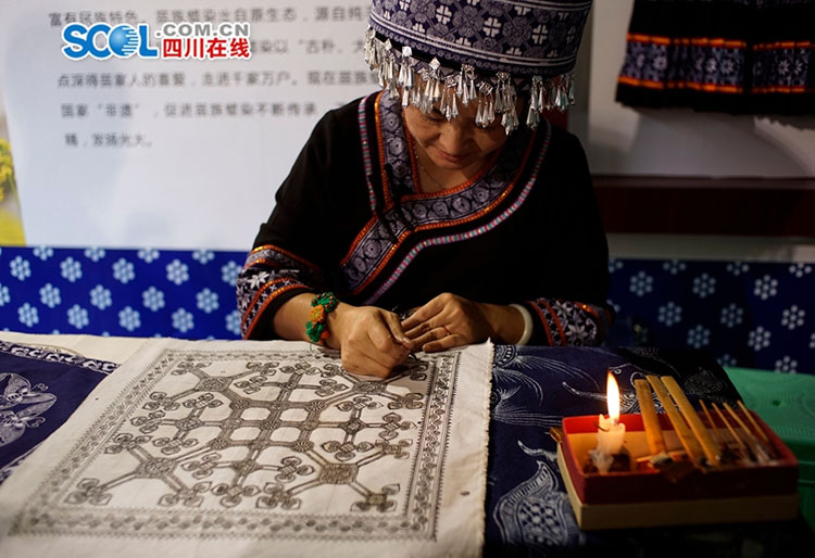 Foreign tourists experience unique customs of Miao nationality in SW China