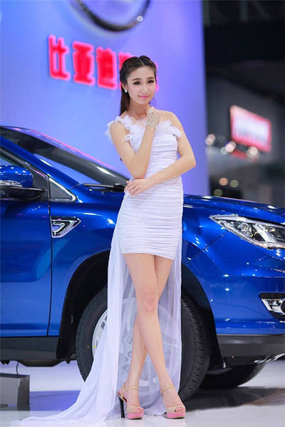 Gorgeous ex-model becomes PLA honor guard for V-day parade