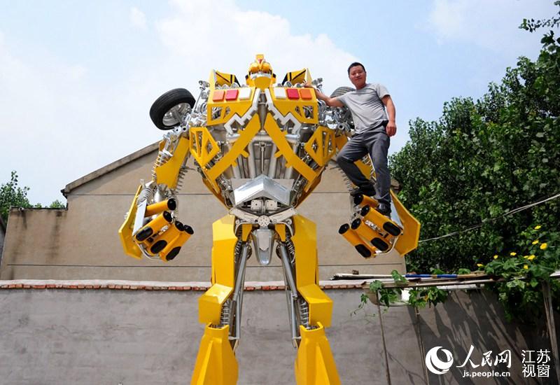 Father makes five-meter tall transformer for son