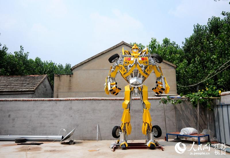 Father makes five-meter tall transformer for son