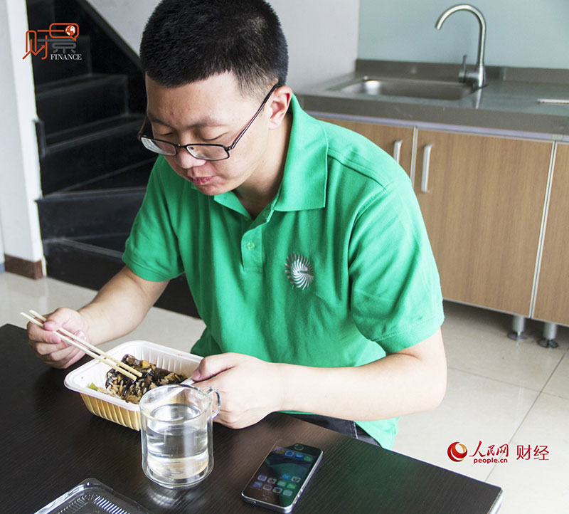 Two young entrepreneurs' joy and sorrow