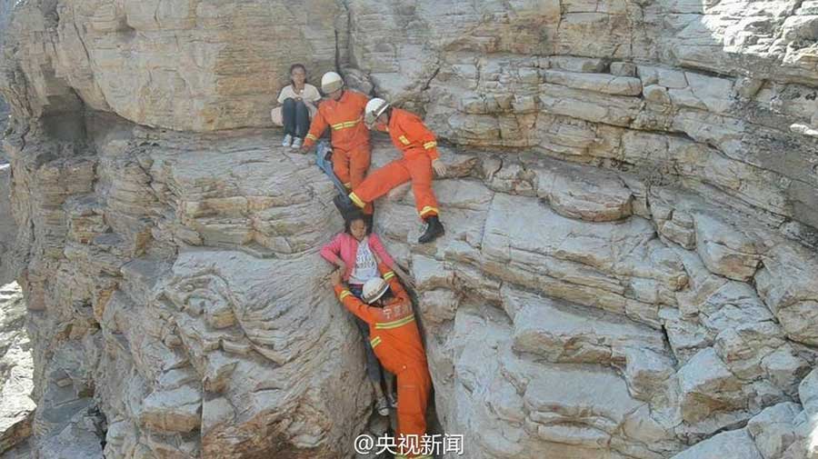Three girls trapped in steep cliff rescued