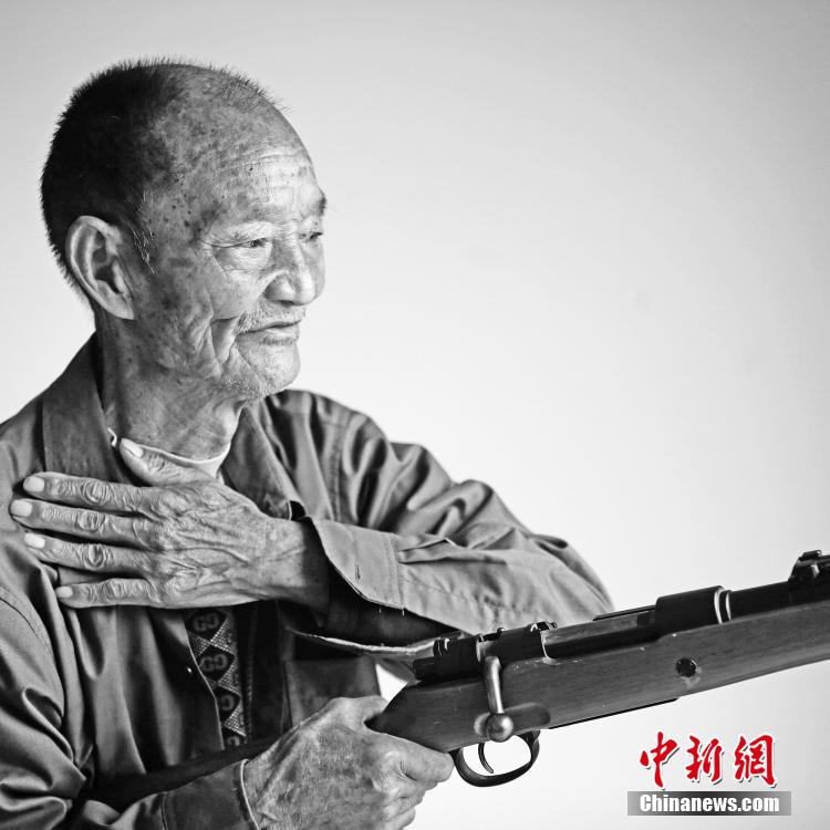 Remember the history: veterans’ “photos with guns”