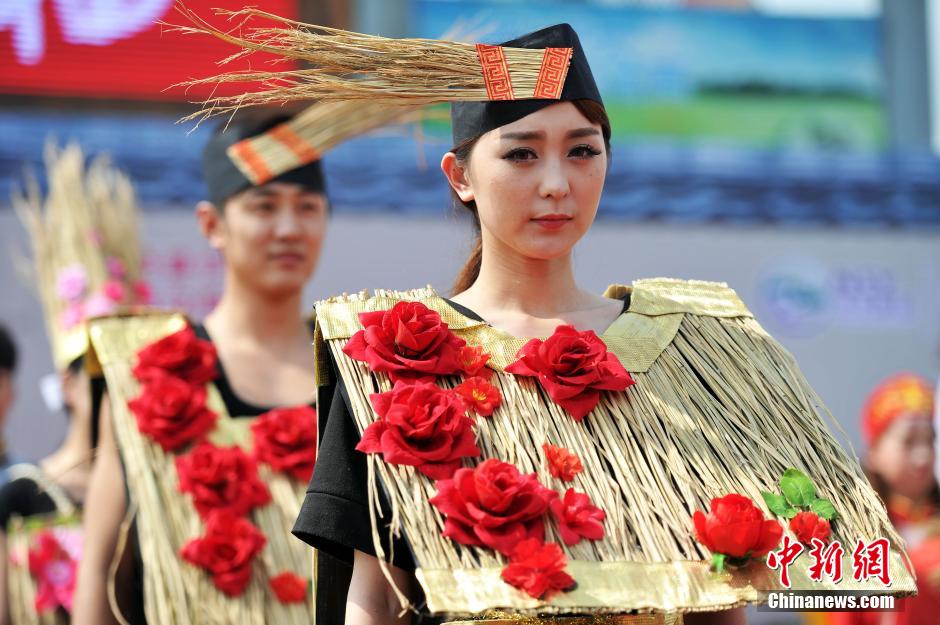 'Straw Beauty' at rice cultural festival