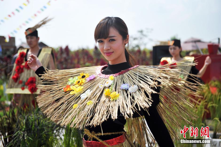 'Straw Beauty' at rice cultural festival