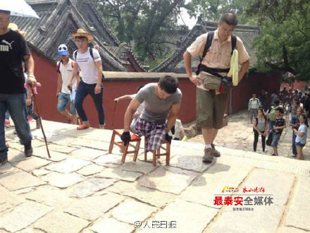 Thumbs up! legless former fireman ascends Mount Tai