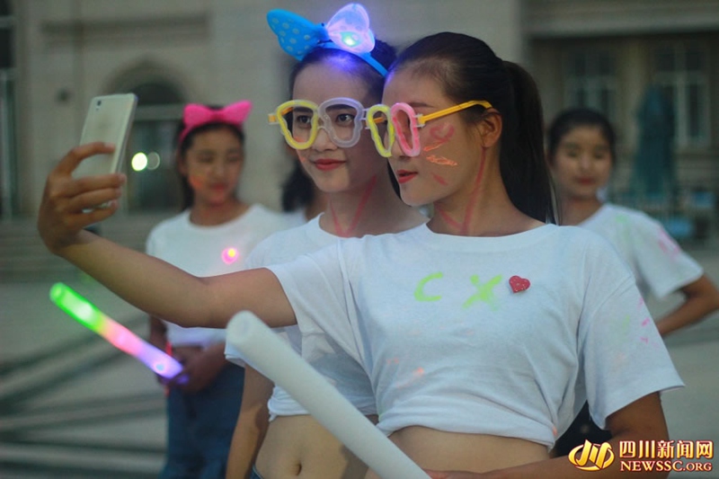 College students hold Nigh Run on the first day of school