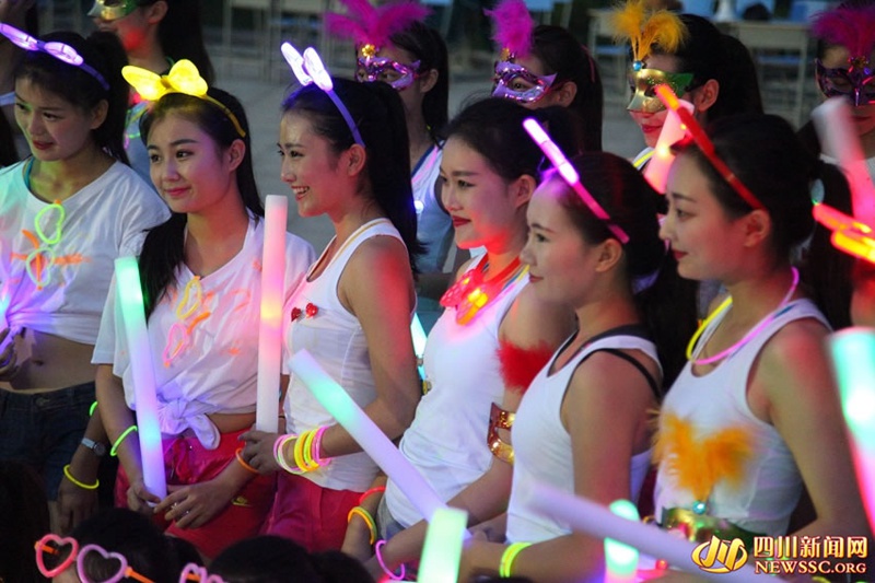 College students hold Nigh Run on the first day of school