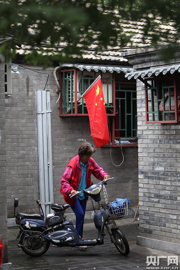 V-Day parade countdown: National flags hung on buildings in Beijing