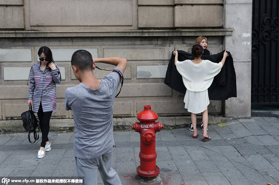 Models change clothes on street in Hangzhou