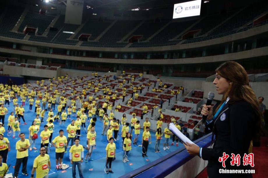 Zhengjie and 905 tennis enthusiasts challenge “juggling” Guinness World Record