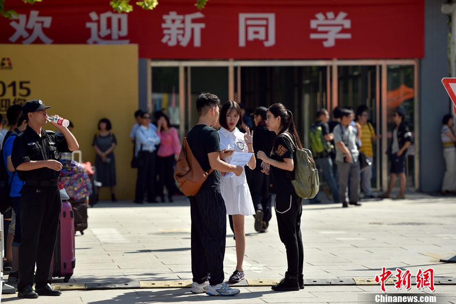 Fashionable girls and boys go to Bejing Film Academy