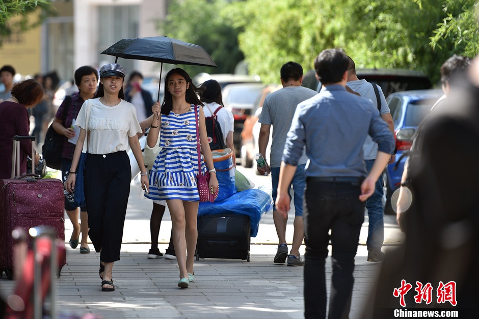 Fashionable girls and boys go to Bejing Film Academy