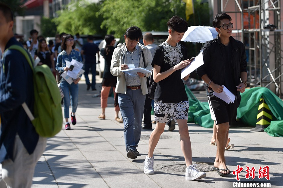 Fashionable girls and boys go to Bejing Film Academy