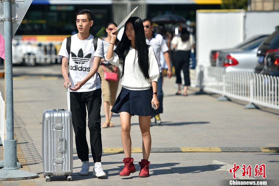 Fashionable girls and boys go to Bejing Film Academy