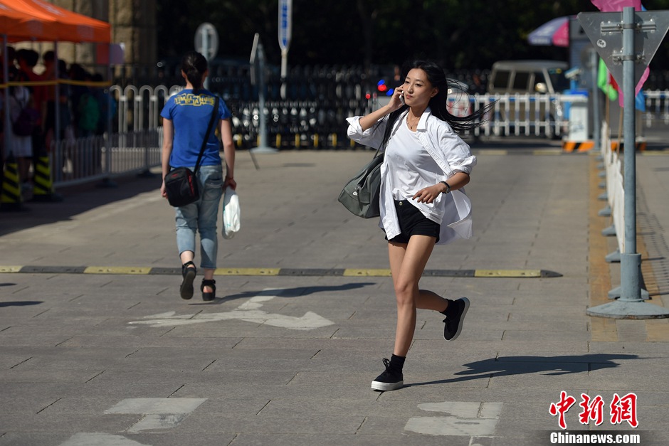 Fashionable girls and boys go to Bejing Film Academy