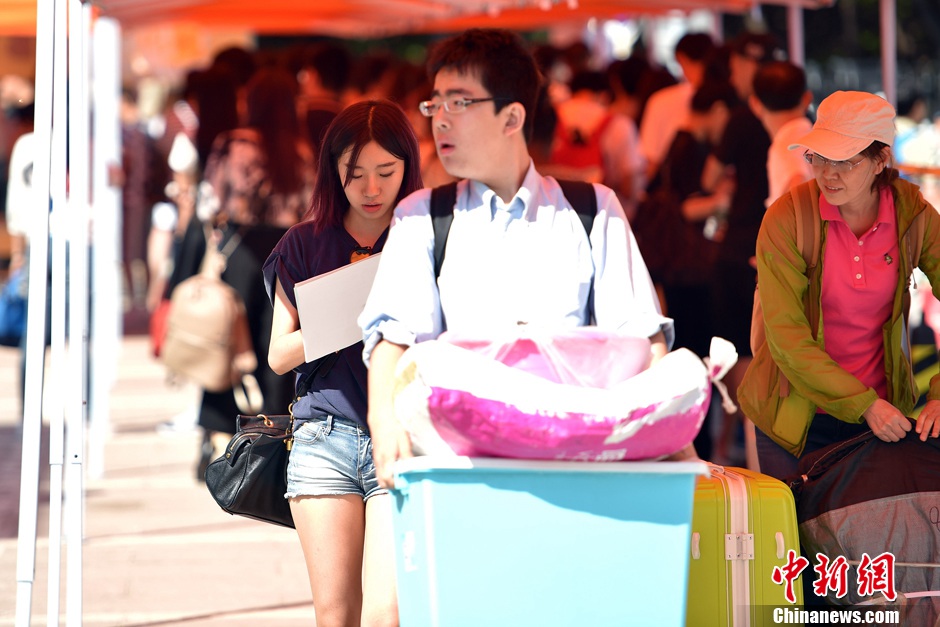 Fashionable girls and boys go to Bejing Film Academy