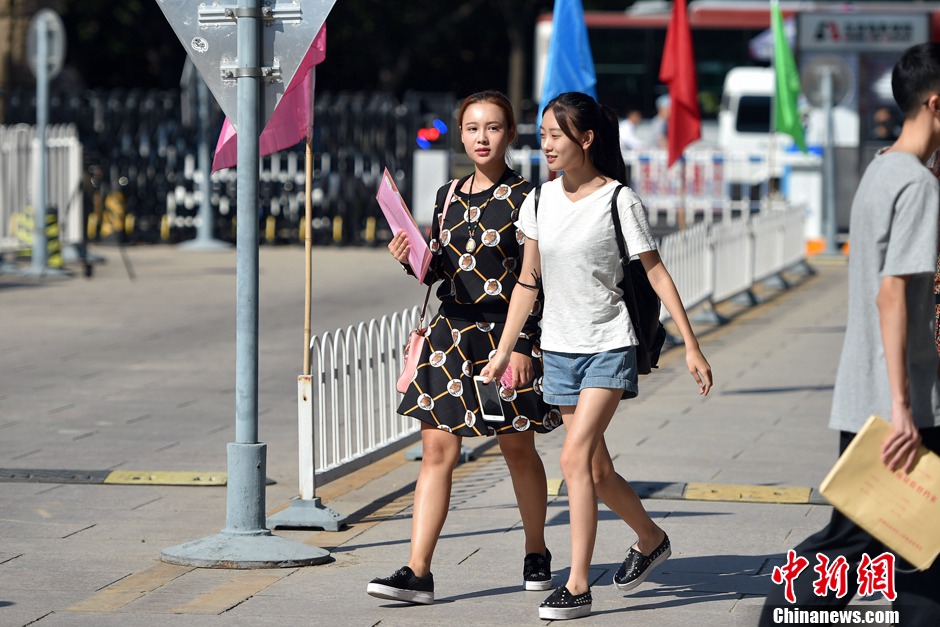 Fashionable girls and boys go to Bejing Film Academy