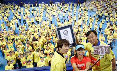 Zhengjie and 905 tennis enthusiasts challenge “juggling” Guinness World Record