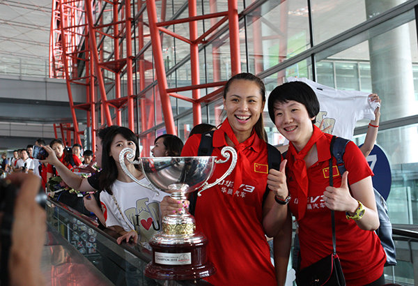 Women's volleyball team receive a hero's welcome