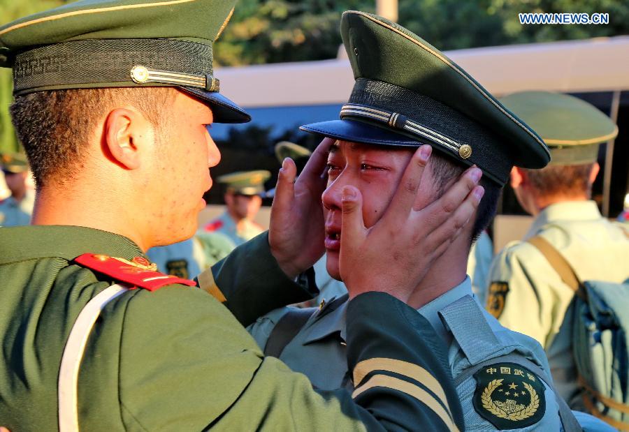 Over 100 veterans leave barracks for home in N China