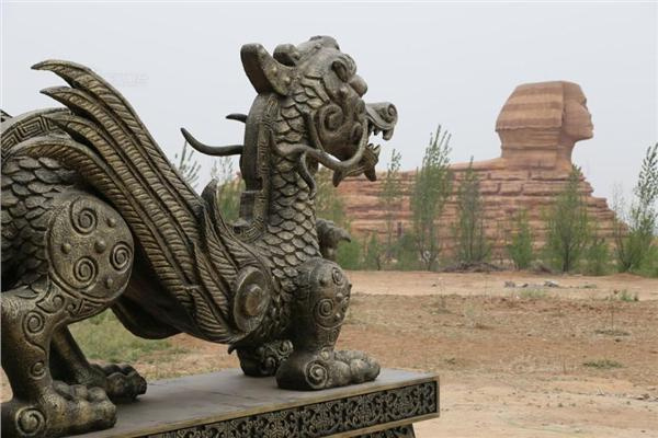 Sphinx replica gets neighbors