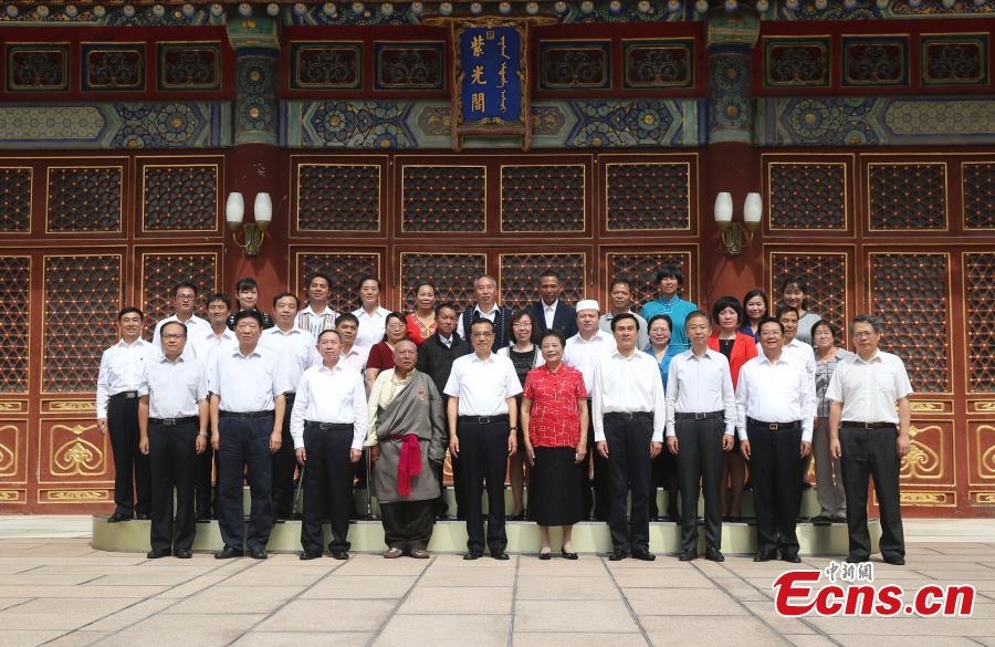 Premier Li meets representatives of teachers in Beijing