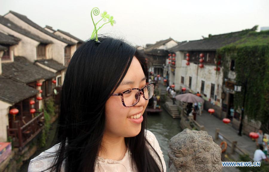 Floral hair decoration hits Suzhou street