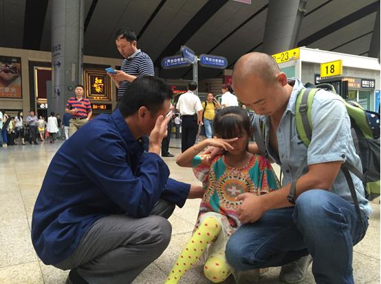 Left-behind child faces heartbreaking separation from father after summer vacation