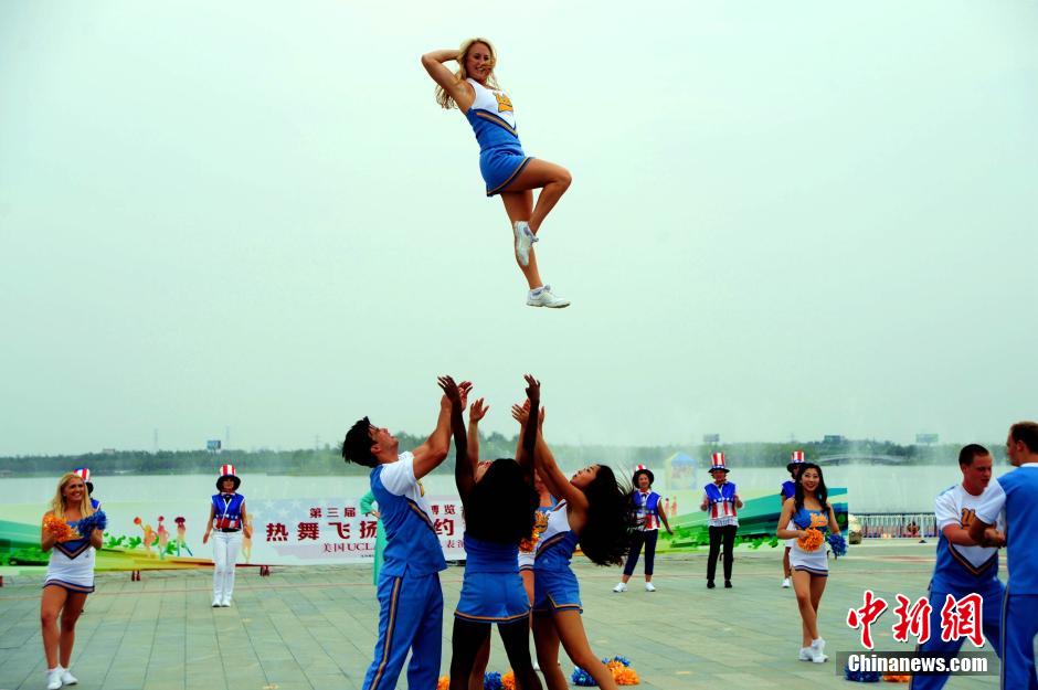 US cheerleaders perform in N China