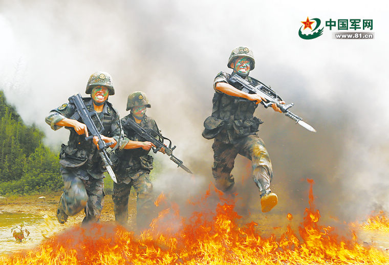 PLA special soldiers conduct actual-combat training