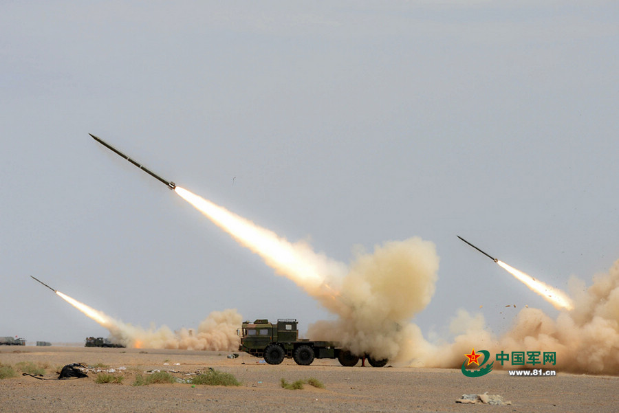 Artillery force holds drill in deserts of NW China