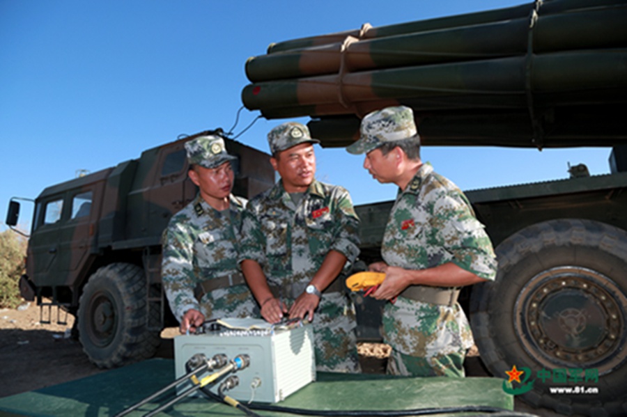 Artillery force holds drill in deserts of NW China