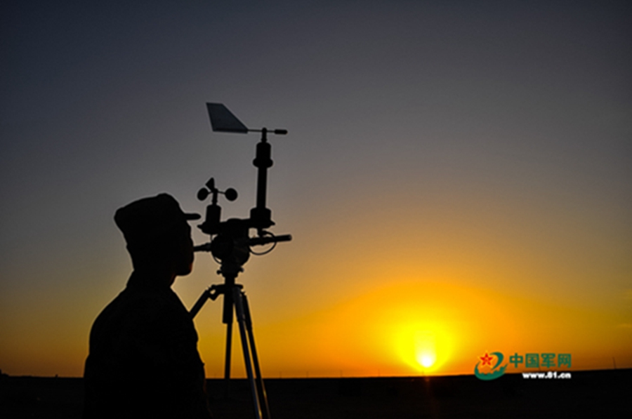 Artillery force holds drill in deserts of NW China