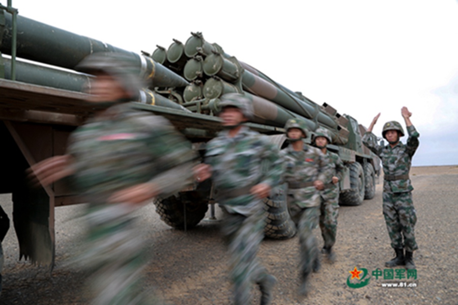 Artillery force holds drill in deserts of NW China