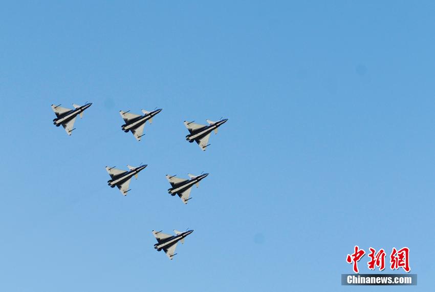 Breathtaking aerobatics show in NE China