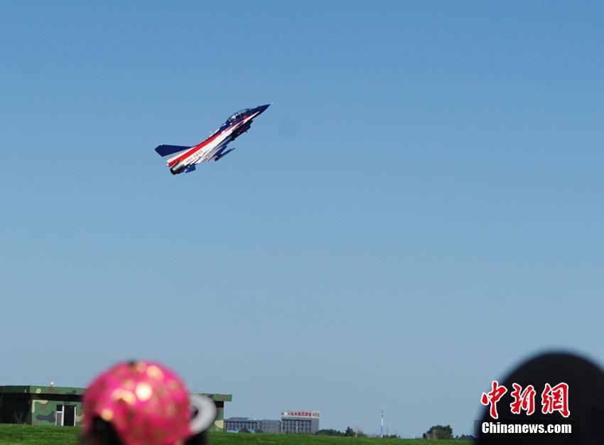 Breathtaking aerobatics show in NE China