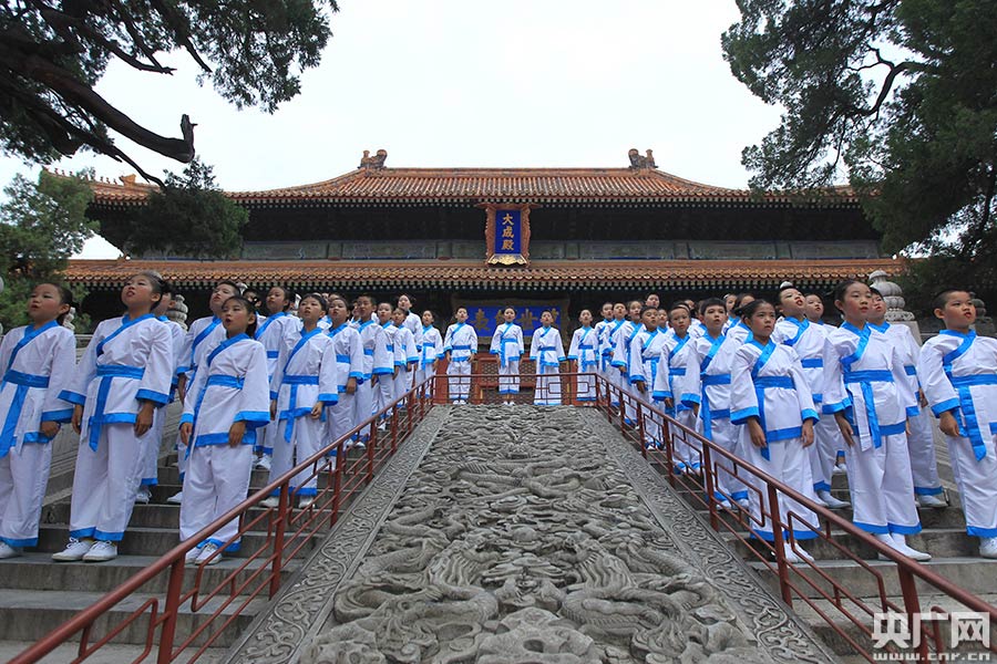 Students attend traditional Chinese cultural festival in Han costume