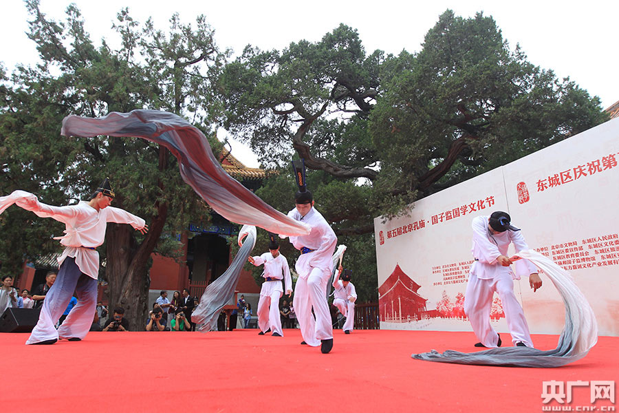Students attend traditional Chinese cultural festival in Han costume
